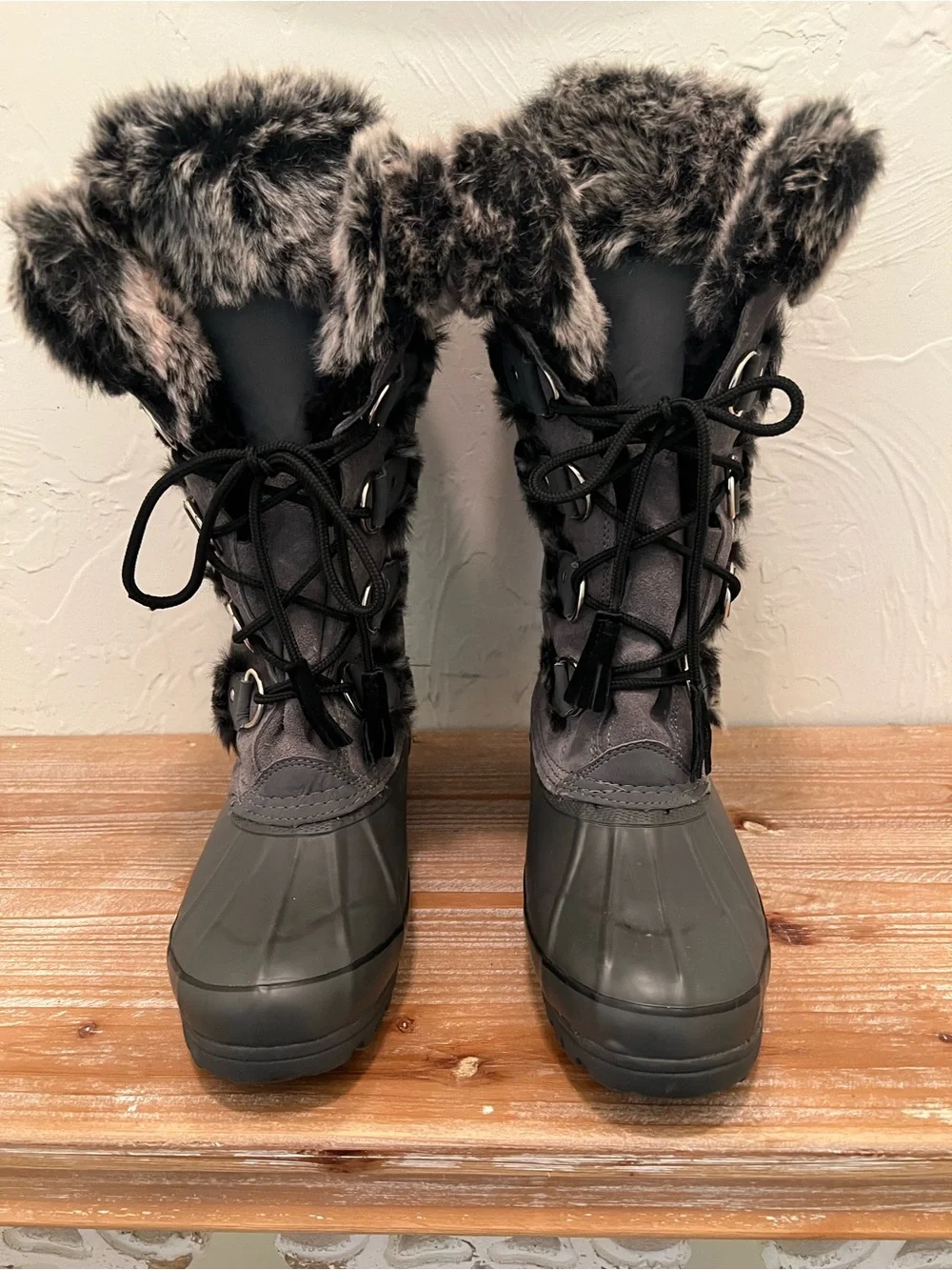 Khombu Women’s Gray and Black Faux-Fur Lace-Up Winter Boots. Size 7M